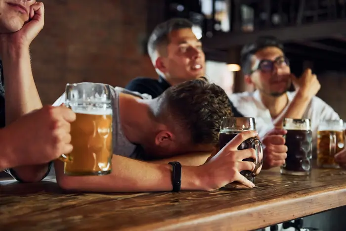 amici che si divertono al bar addio al celibato